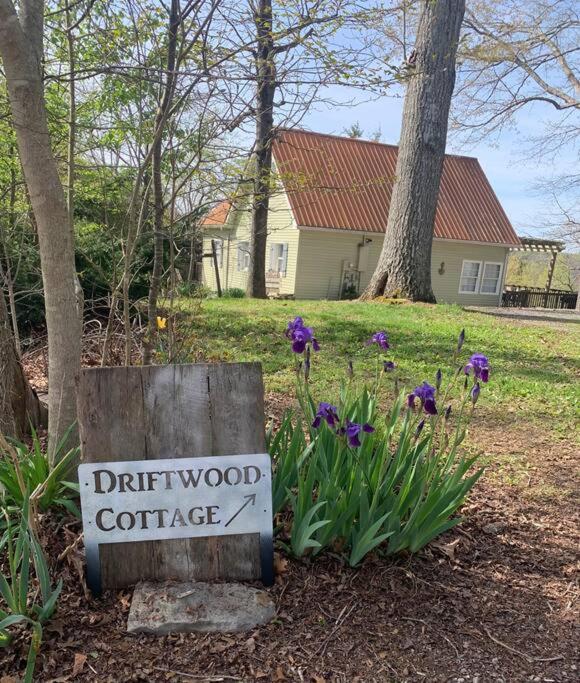 Driftwood Cottage With Hot Tub On Lake Cumberland Russell Springs Eksteriør bilde