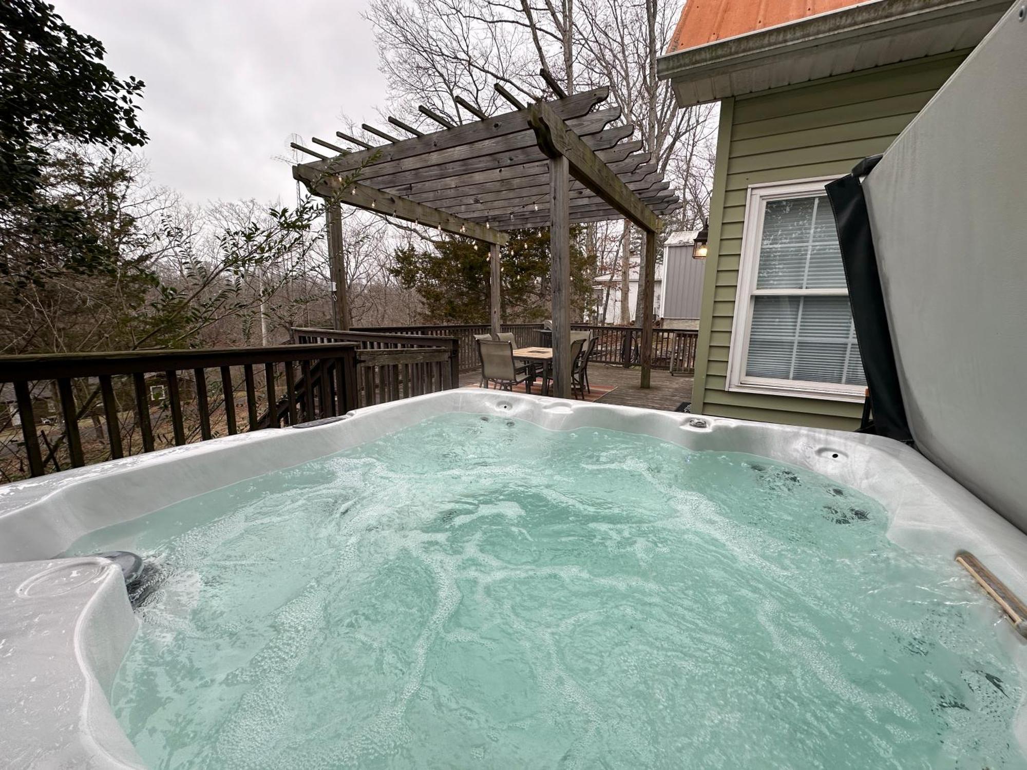 Driftwood Cottage With Hot Tub On Lake Cumberland Russell Springs Eksteriør bilde